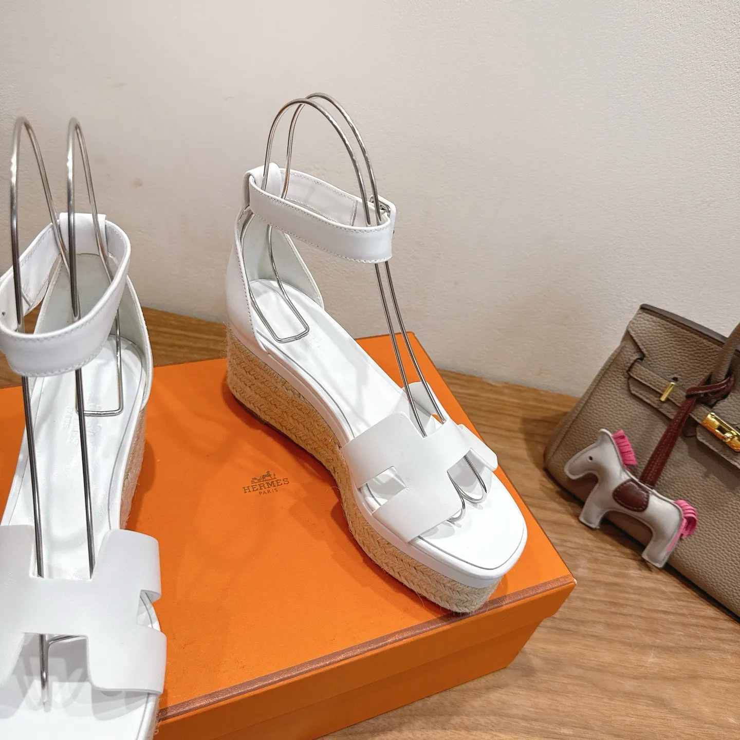 👟👟Ex-factory price 720👟👟 Hermes... a Eclair 2025 new color + popular series, the version is super positive, with a certain thickness, which makes the legs longer! Breathable, comfortable calfskin, spring and summer color matching, this item is both beautiful and comfortable! Channel supply code size: 35-39 can be ordered as 40.41 with airplane box ➕20